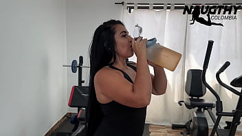 Girl masturbates in the gym while she is alone exercising