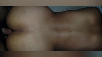 Morena le gusta estar desnuda en su habitación hermanastro cachondo se mete a la habitación de su hermanastra mientras ella descansa la cojo duro y profundo de perrito