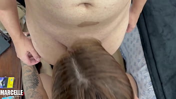 Vizinho inocente vai ajudar com internet e acaba ganhando uma sentada na piroca como gorjeta da safada da bunda grande