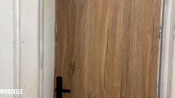 Vizinho inocente vai ajudar com internet e acaba ganhando uma sentada na piroca como gorjeta da safada da bunda grande