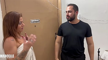 Vizinho inocente vai ajudar com internet e acaba ganhando uma sentada na piroca como gorjeta da safada da bunda grande