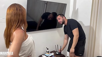 Vizinho inocente vai ajudar com internet e acaba ganhando uma sentada na piroca como gorjeta da safada da bunda grande