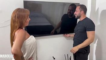 Vizinho inocente vai ajudar com internet e acaba ganhando uma sentada na piroca como gorjeta da safada da bunda grande