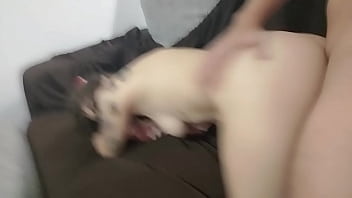 Sumisa se deja hacer de todo