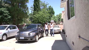 Nonton A Hot White Brunette Enjoying Both White And Black Cock thumbnail