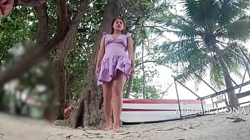 Wetting panties and jeans on a bare foot island walk