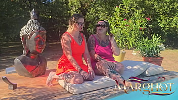 Duo lesbien torride avec maureen strap ons double gode et squirting intense