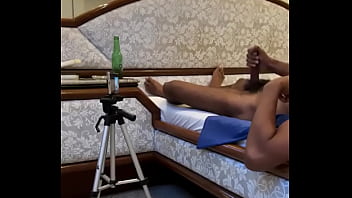 Ao vivo aqui no motel gravando o puto se transmitindo ele adora se exibir preto pentelhudo cheio de sebo
