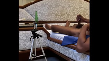 Ao vivo aqui no motel gravando o puto se transmitindo ele adora se exibir preto pentelhudo cheio de sebo