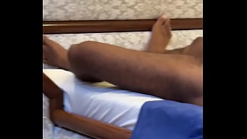 Ao vivo aqui no motel gravando o puto se transmitindo ele adora se exibir preto pentelhudo cheio de sebo