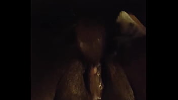 Il me lèche convenablement et me martèle comme j'adore