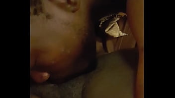 Il me lèche convenablement et me martèle comme j'adore