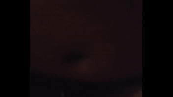 Il me lèche convenablement et me martèle comme j'adore