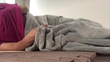 お布団の中で起きた後に身体がほてっちゃってて自然に手がぱんつの中に入ってそのままクチュクチュ、、