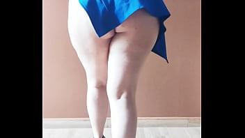 Chica muestra sus nalgotas y espera ser penetrada