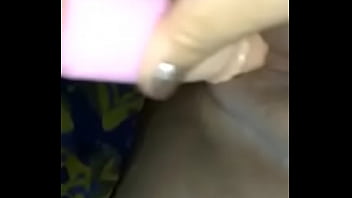 Morena goza com consolo na buceta