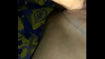 Morena goza com consolo na buceta