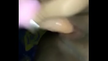 Morena goza com consolo na buceta