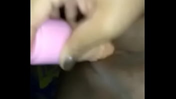 Morena goza com consolo na buceta