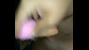 Morena goza com consolo na buceta