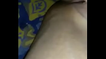 Morena goza com consolo na buceta