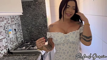 Minha esposa saiu e me deixou com a diarista gostosa que transou comigo na cozinha do meu apartamento