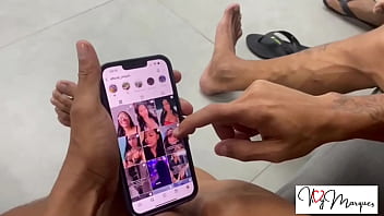 Meu amigo chamou eu pro apartamento dele não resisti acabei fudendo gosto com os tres que esta la video completo no red