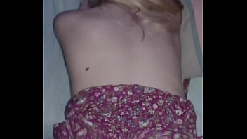 Latina de lindas tetas le encanta follar a cuatro patas