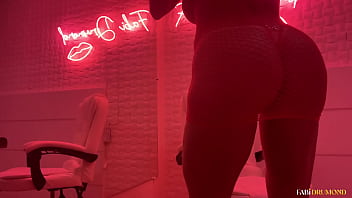 Milf gostosa se veste de vermelho e esfrega seu clitóris grande até gozar na cadeira – fabi drumond