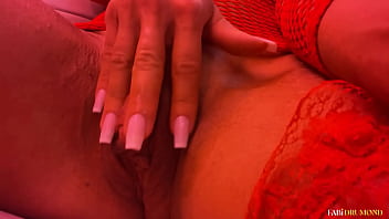 Milf gostosa se veste de vermelho e esfrega seu clitóris grande até gozar na cadeira – fabi drumond