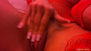 Milf gostosa se veste de vermelho e esfrega seu clitóris grande até gozar na cadeira – fabi drumond