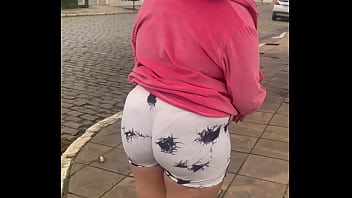 Chubby girl farting in public while walking – can’t hold it