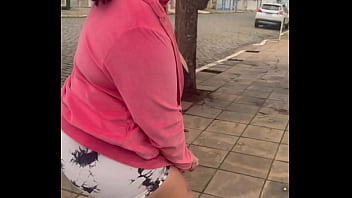 Chubby girl farting in public while walking – can’t hold it