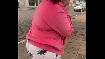 Chubby girl farting in public while walking – can’t hold it