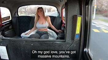 Milf rubia inocente paga un taxi falso con su co&ntilde;o mojado