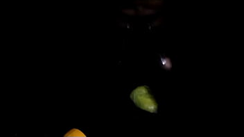 Travesti se abre de piernas para meter en su culo una bomba anal