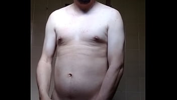 Homem sem camisa se mostrando