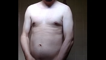 Homem sem camisa se mostrando