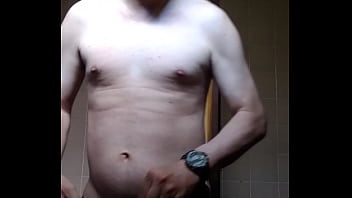 Homem sem camisa se mostrando