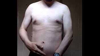 Homem sem camisa se mostrando