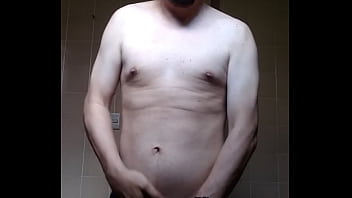 Homem sem camisa se mostrando