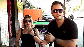 Linda loira realizando fantasia em transar num bar na cidade do rio de janeiro