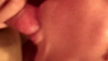 Une queue dans la bouche gros plan