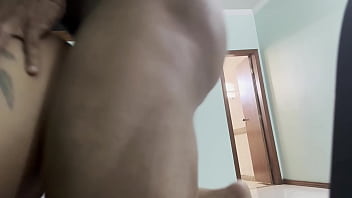 Macho alfa arrebenta a bunda da morena e lhe dá muito esperma