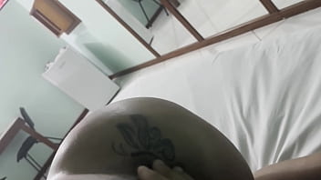 Macho alfa arrebenta a bunda da morena e lhe dá muito esperma