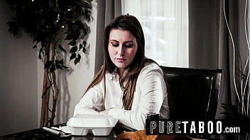 The mysterious delivery girl ate her fresh pussy out