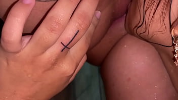 Me follo a mi hermanastra a ver que esta sola en la pieza