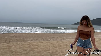 Ela é tão novinha e já sabe engolir a piroca dessa vez foi na praia onde todos pudessem ver como ela é safada