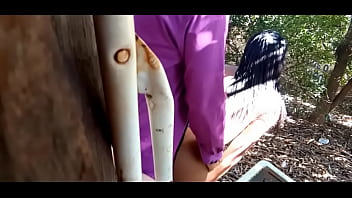 A faxineira entrou na boca em vez de gorjeta ela gosta mais de esperma na cara da safada