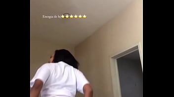 Pretinha do cuzao rebolando